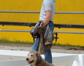 Swedish Patrik Kittel was the previous rider of Tellwell. He's watching Laura ride while holding dog Ozzy