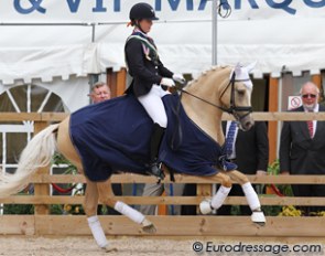 Antoinette te Riele and Golden Girl in their lap of honour :: Photo © Astrid Appels