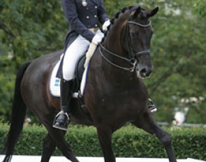 Swedish Elin Aspnas and her 7-year old Donna Romma (by Don Frederico x Warkant). The black was extremely spooky and tense and initially refused to go in the ring, but Aspnas mastered to get the talented Hanoverian going again.