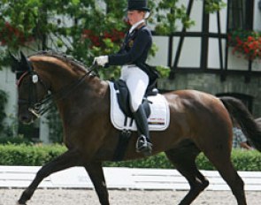 Belgian Eline de Coninck on Don Warohn (by Dormello) were unwavered by the wind. Very well regulated trot work with much relaxation. They showed one of the nicest simple changes. They finished 21st with 66.737 %