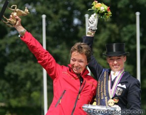 Fabienne Lutkemeier celebrates her gold medal with her mom Gina Capellmann-Lutkemeier, who also got an award for groom of the winning horse
