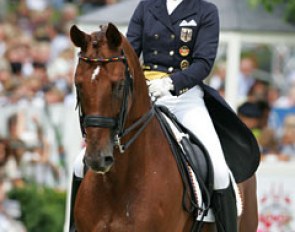 Fabienne Lutkemeier and D'Agostino start their freestyle. The arena is packed with spectators to watch her ride