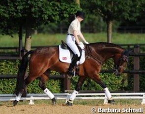 British Samantha Thurman-Baker warms up her Spring Pascal the way it should: long and relaxed over the back