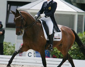 Belgian Julie van Olst and No Problem finished 10th with 69.421%. Trained by Gudrun Schlack, Van Olst excelled in the trot extension. No Problem is an 7-year old Belgian bred mare by No Limit (by Balzflug x Belmondo)