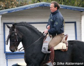 Stefan Schneider practises Doma Vaquera