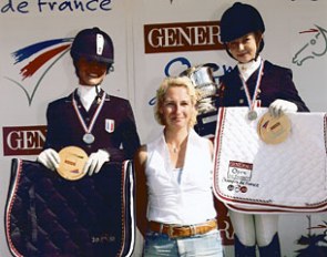 The silver and gold medallists at the 2010 French Pony Championships: Victoria Saint-Cast and Joy Albeck