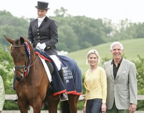 Ing Janke aboard Suntreader, Markel show circuit sponsors Lisa and John Seeger next to the winning pair