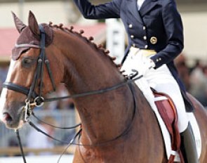 Anabel Balkenhol waves to the crowds. She seems happy about her ride on Dablino (by De Niro)