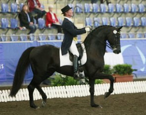 Heath Ryan an Regardez Moi win the Inter II at the 2010 Australian Dressage Championships :: Photo © Venhaus