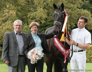 2010 Danish Champion Mare Sirikit with his breeders, the Christiansen couple, and rider John Hvalsoe Saul :: Photo (c) Ridehesten.com