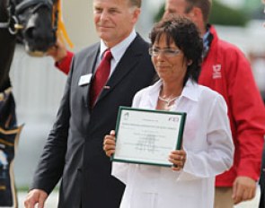 Uno Donna Unique's breeder Joan Andreasen gets rewarded with a WBFSH certificate handed by the president of the World Breeding Federation, Jan Pedersen