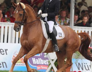 German Esther Maruhn and the Hanoverian Watulele (by Wolkenstein II x Frappant) closed the ranks in 15th place with 7.26. Irregularities in the rhythm in trot reduced the score. The walk pirouettes were ace