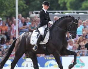 Eva Möller and the Hanoverian Sarkozy (by Sandro Hit) had an off-day in the finals. Contact issues, a bad pirouette, lack of impulsion & an unfortunate program error reduced the score to 8.02. The walk was super.