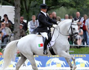 Portuguese Miguel Ralao Duarte on the grey Lusitano Zaire. This grey stallion definitely had above average gaits for an Iberian horse but there was some resistance in the half pass right.