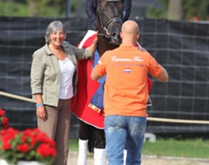 Emmelie Scholtens' mom also wants to be in the picture with her World Champion daughter and Astrix. Boyfriend Jeroen Witte is the photographer at hand