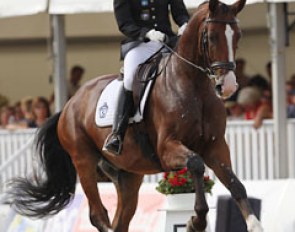 Minna Telde and Isac were very promising in the preliminary Test (6th) but dropped to a 9th place. She was last to go but had to ride in a very noisy ring as the Dutch were already popping champagne and celebrating Astrix' victory.