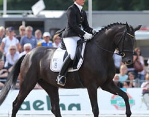 Kira Wulferding on the Oldenburg mare Weihegold (by Don Schufro x Sandro Hit). The mare is active behind in trot and showed good swing in the back in canter, but she performed both simple changes three meters off the track