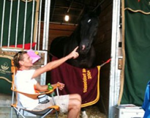 Edward Gal relaxing in front of Totilas' stall