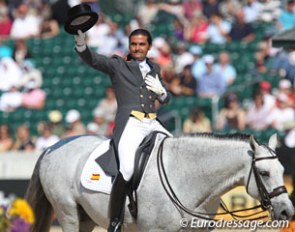 Jose Antonio Garcia Mena thanks the crowds for their enthusiasm :: Photo © Astrid Appels