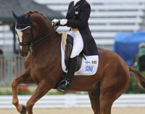 Is Finnish Emma Kanerva taking over the torch from Kyra Kyrklund. The individual rider had an excellent ride with super elevation in the trot. The collected trot was medium trot though and in the piaffe the horse barely had any sit. They got 68.851