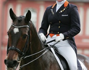 Jenny Schreven and her 18-year old KWPN bred Krawall (by Focus). They showed some lovely stuff, but the rear in the piaffe at X was unintential. Schreven kept smiling nonetheless!