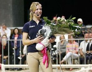 Laura Bechtolsheimer gets thanked with flowers for her masterclass at Boneo Park :: Photo © Berni Saunders