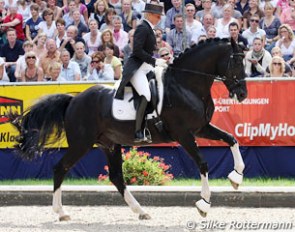 Uta Gräf gives a demo ride on her Grand Prix horse Le Noir. No spurs, no whip, no bit: doing one tempi's, piaffe, passage and pirouettes are no problem