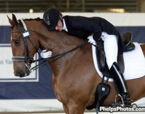 Shannon Peters gives Odyssey a big hug after her ride :: Photo © Phelpsphotos.com