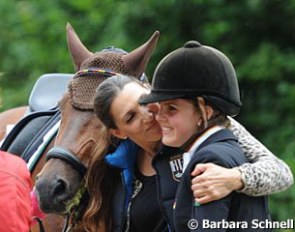 A big hug from mom Anya to the winner of the pony championships Lena Charlotte Walterscheidt