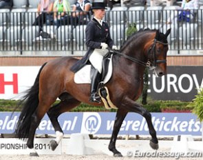 Victoria Max-Theurer and Augustin disappointed at these Championships. Her Special test was full of mistakes and Vici was not riding her horse. This photo is the extended trot which she never  executed. What a pity