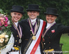 The Junior Riders Kur medalists: Pia Katharina Voigtländer, Nanna Skodborg Merrald, Anna Zibrandtsen