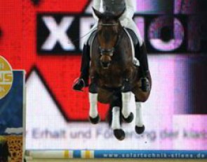 "Olympia meets kids," a Xenophon clinic in which Klaus Balkenhol worked with upcoming stars like Kirsten Sieber, who didn't hesitate to jump a fence with a temperamental 7-yr-old mare even though she knew she risked ending up in the sand. Hats off!