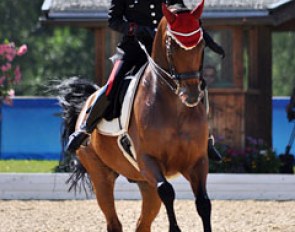 Valentina Truppa rode the one tempi's with one hand on Eremo del Castegno in the kur to music