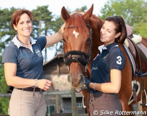 Leana and Antonella Joannou with Orlando :: Photo © Silke Rottermann