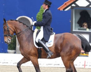 She's by Singular Joter and named Sunrise, but it's not Imke Schellekens' horse. This Sunrise (dam sire Gardeoffizer) was ridden by Markus Engelbert.