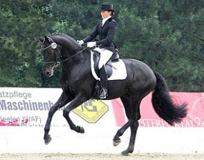 Ines Westendarp and Fürstenball winning the 5-year old dressage horse class in Hagen :: Photo © Maria Burczyk