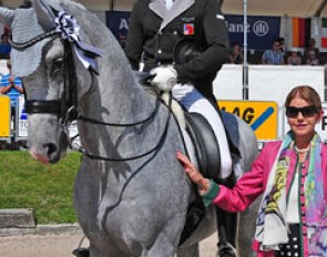 Markus Graf and Ronaldo win the dressage demo. Judge Beatrice Burchler-Keller congratulates the pair :: Photo © Elisabeth Weiland