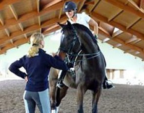 Anne Gribbons helps Sharon McCusker on Wrigley :: Photo © Eva Salomon