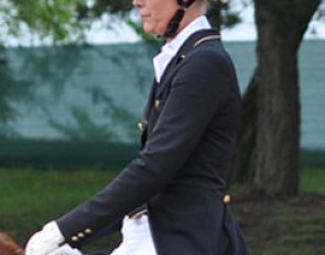 Is it finally sinking in that wearing a helmet is the right thing to do? More riders were wearting helmets in the warm up in Munich. Alexandra Kofler showed that you can even have a fashionable helmet with rhinestones!