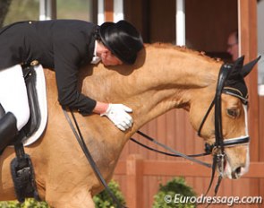 Sylvia Zimmer gives Priboy a big hug after finishing the Grand Prix Special at the 2011 Sunshine Tour CDI