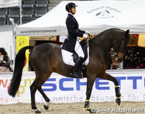 Lone Jorgensen warming up FBW De Vito at the 2011 CDI Stuttgart :: Photo © Silke Rottermann