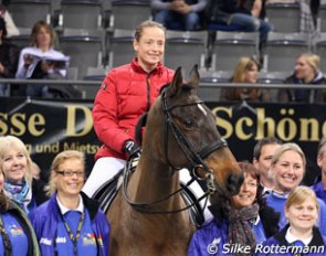 Isabell Werth and Satchmo take their time to pose with the Stuttgart volunteers