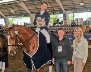 Elliott Patterson on Leandro winner of the CDI-Y at the 2011 Sydney CDI, flanked by sponsor Malcolm Eyre and judge Charlotte Bredahl (USA) :: Photo © Franz Venhaus