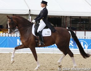 Nadine Capellmann on Diamond Girl (by Diamond Hit)