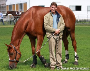 Michael Eilberg lets Woodlander Farouche hand graze at the show