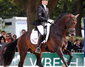 Theo Hanzon and Amazing Star started out with better trot work than in the preliminary test, but half way through the test the Dutch owned stallion said he had enough and refused to obey the rider's aids. He was eliminated for resistance