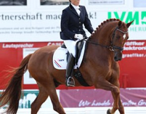 Gerdine Maree on the KWPN gelding Athene (by United x Jazz). The scopey chestnut has much potential for passage but lacks stretch in his limbs. The contact was very problematic as the horse was always ridden behind the vertical.