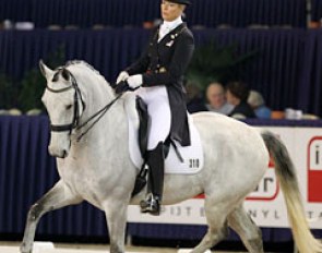 Nice to see Danish Anne van Olst on a new horse again. This is Sambuca Romane, an 11-year old KWPN gelding by Democraat x Uniform. The grey was impressed by the arena and got stressed