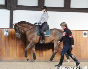 Sanneke and Favourit in the indoor school, flanked by father Sven Rothenberger