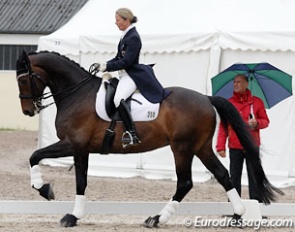 Sabine Becker warming up Lamarc, national trainer Jonny Hilberath watches